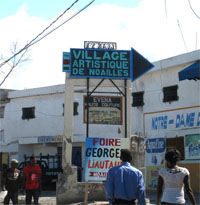 Signalisation à l'entrée du village de Noailles