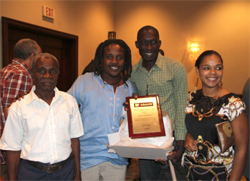 Jean-Eddy Rémy entouré de son père, de Bruno Cebien et de Christine Stephenson directrice de AfricAmericA