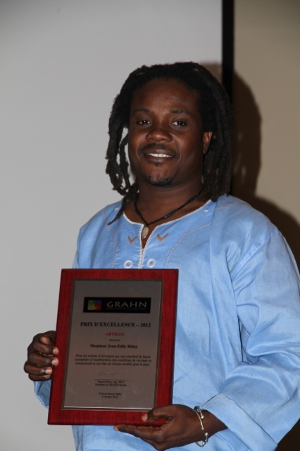 Eddy pose avec sa plaque