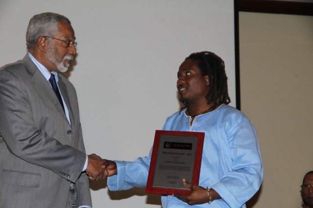 Remise de la plaque a Eddy